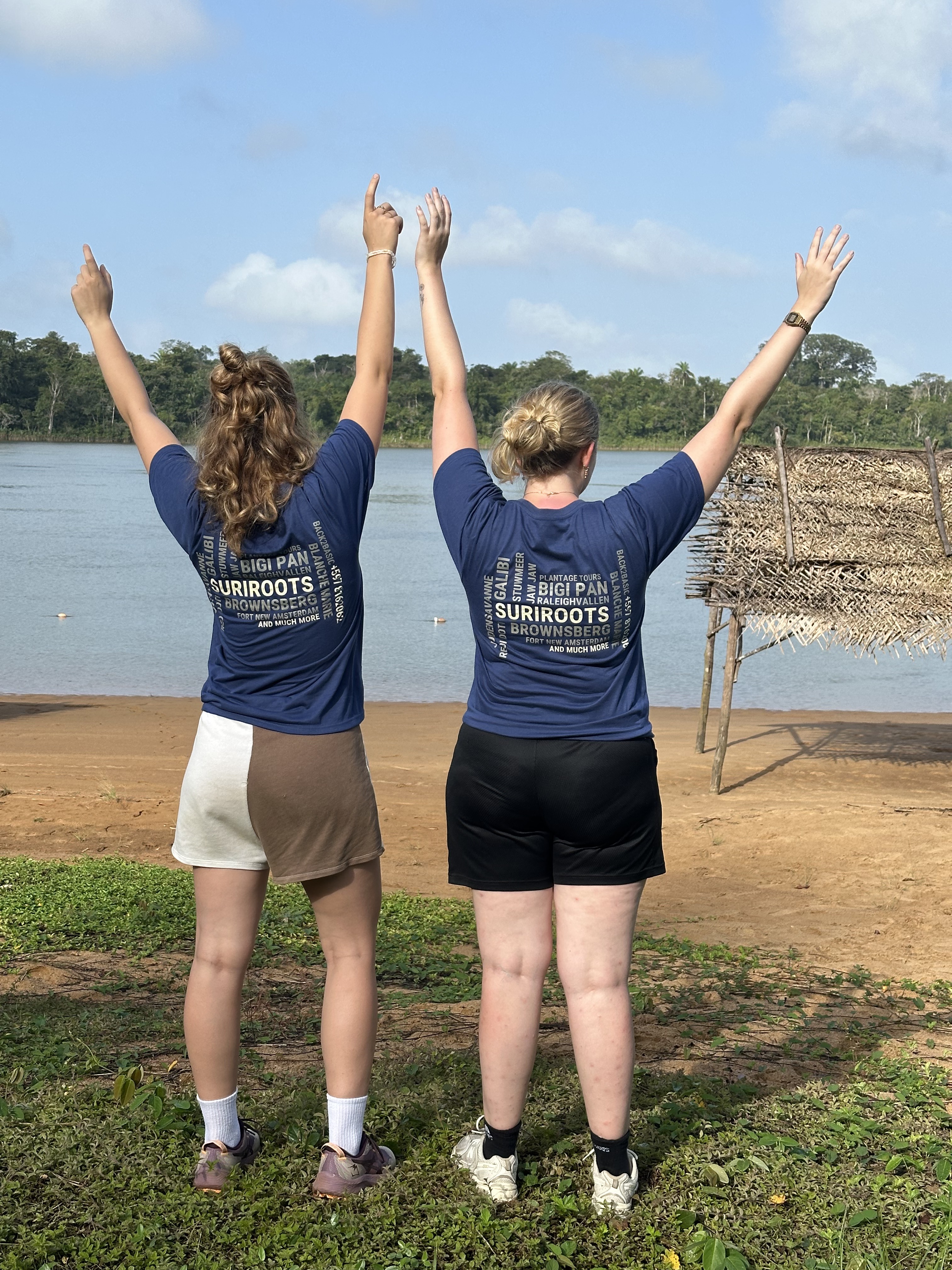 Groep met SURIROOTS-shirts aan het meer